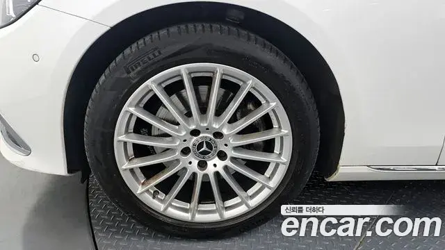 Mercedes-Benz E-Class 2022 — Photo 15/20