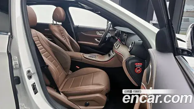 Mercedes-Benz E-Class 2022 — Photo 5/20