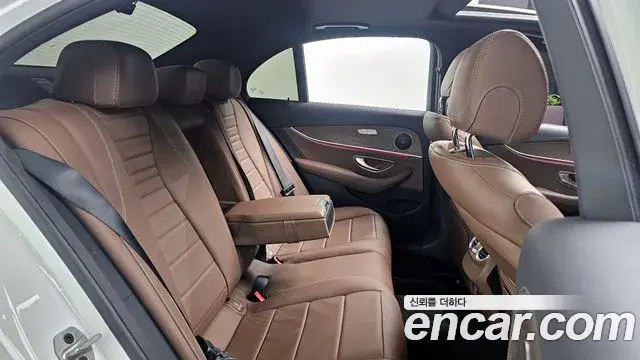 Mercedes-Benz E-Class 2022 — Photo 2/20
