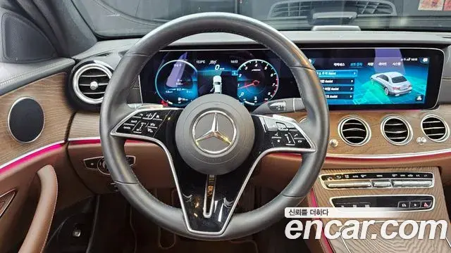 Mercedes-Benz E-Class 2022 — Photo 16/20