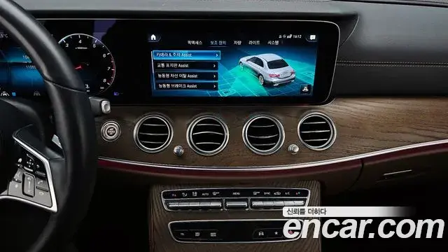 Mercedes-Benz E-Class 2022 — Photo 12/20