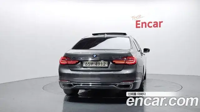 BMW 7 Series 2018 — ფოტო 17/20