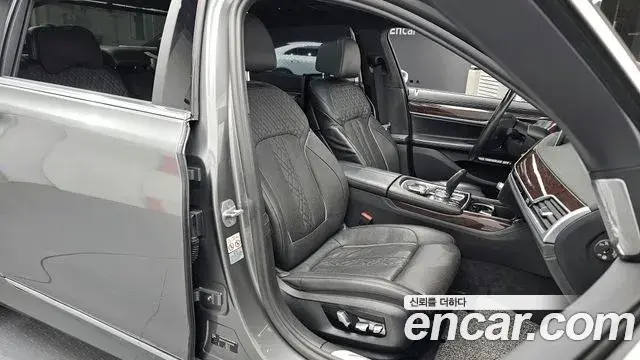 BMW 7 Series 2018 — ფოტო 8/20