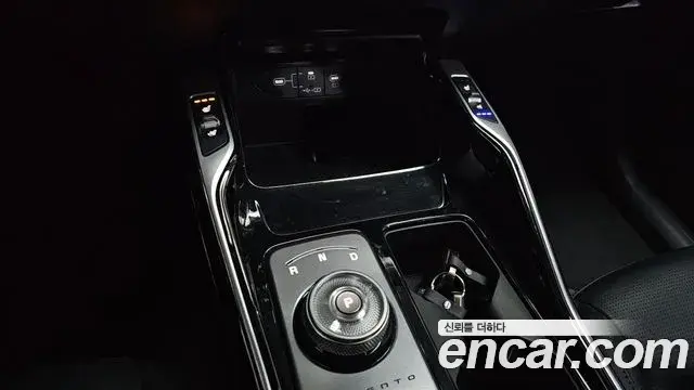 Kia Sorento 2023 — ფოტო 17/20