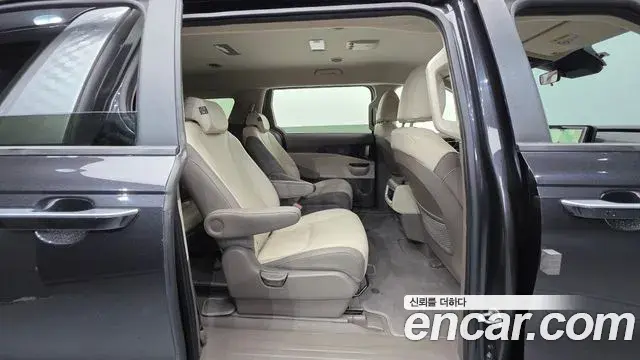 Kia Carnival 2021 — Фото 18/20