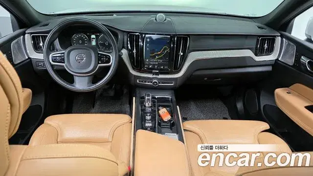 Volvo XC60 2019 — Photo 19/20