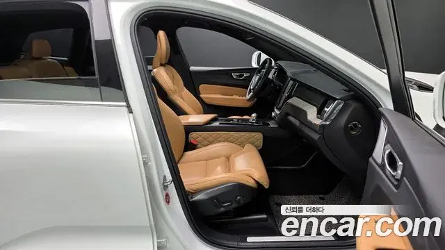 Volvo XC60 2019 — Photo 13/20