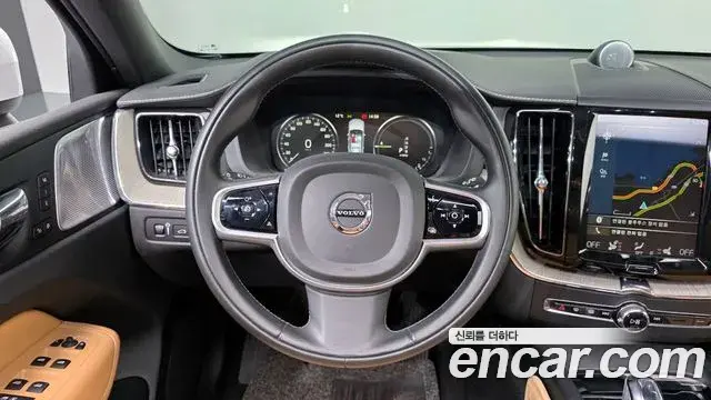 Volvo XC60 2019 — Photo 11/20