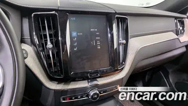 Volvo XC60 2019 — Photo 14/20