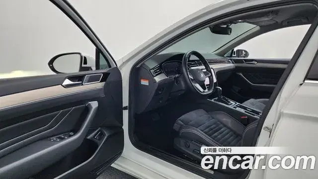 Volkswagen Passat GT 2021 — Photo 11/20