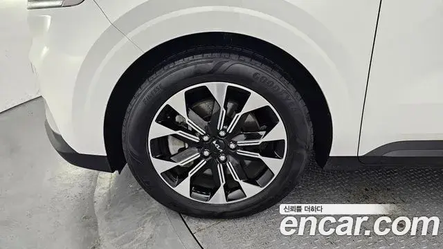 Kia Carnival 2021 — Фото 5/20