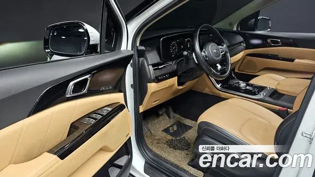 Kia Carnival 2021 — ფოტო 15/20