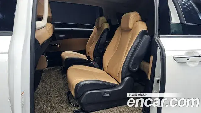 Kia Carnival 2021 — ფოტო 16/20