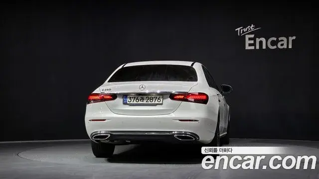 Mercedes-Benz E-Class 2020 — Photo 1/20
