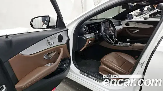 Mercedes-Benz E-Class 2020 — Photo 18/20