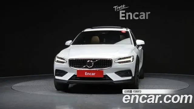 Volvo V60 Cross Country 2023 — Photo 17/20