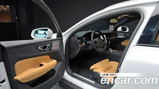 Volvo V60 Cross Country 2023 — Photo 7/20