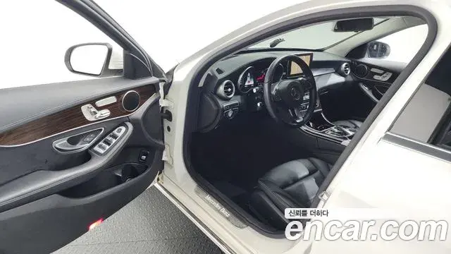 Mercedes-Benz C-Class 2018 — ფოტო 16/20