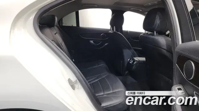Mercedes-Benz C-Class 2018 — ფოტო 17/20