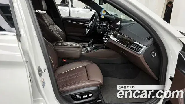 BMW 5 Series 2022 — Photo 12/20