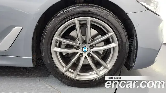 BMW 5 Series 2019 — Photo 19/20