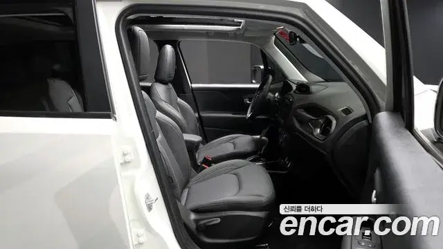 Jeep Renegade 2023 — Фото 10/20