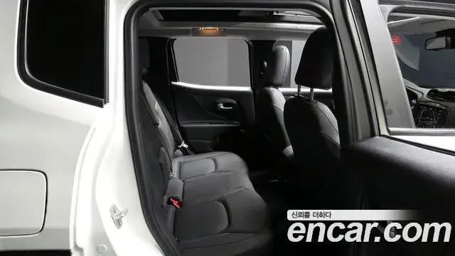 Jeep Renegade 2023 — Фото 12/20