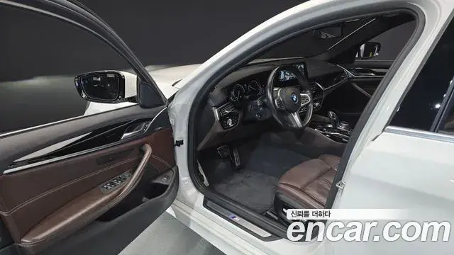 BMW 5 Series 2018 — Фото 10/20