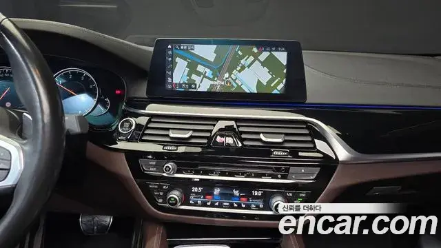 BMW 5 Series 2018 — Фото 14/20