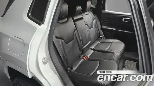Jeep Compass 2022 — ფოტო 8/20