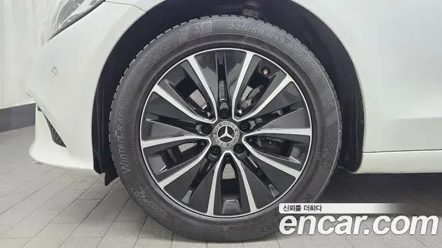 Mercedes-Benz C-Class 2020 — Photo 4/20