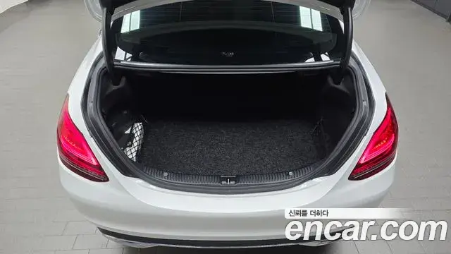 Mercedes-Benz C-Class 2020 — Photo 6/20
