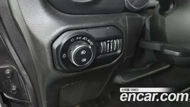 Jeep Wrangler 2019 — Фото 18/20