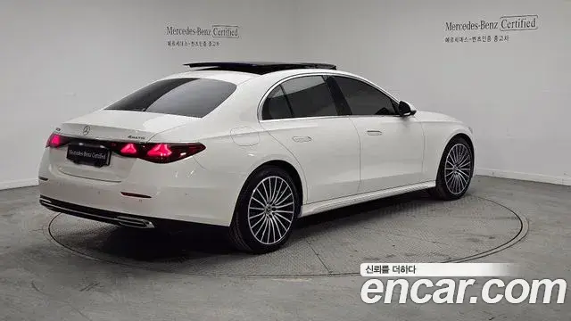 Mercedes-Benz E-Class 2024 — ფოტო 18/20