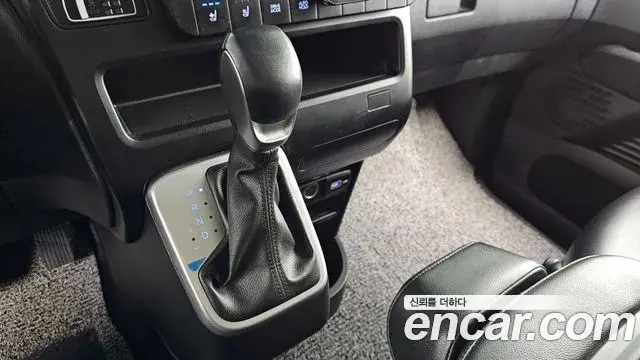 Hyundai Staria 2021 — ფოტო 2/20