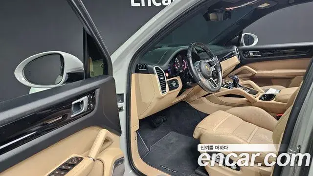 Porsche Cayenne 2021 — Photo 8/20