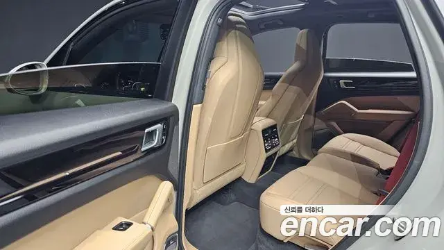 Porsche Cayenne 2021 — Photo 2/20
