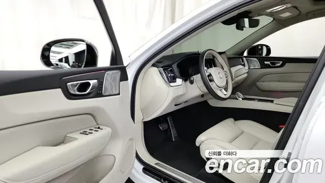 Volvo XC60 2025 — Photo 9/20