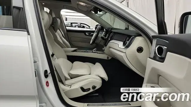 Volvo XC60 2025 — Photo 18/20