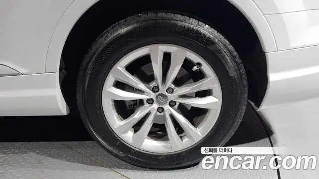Audi Q7 2019 — Photo 9/20
