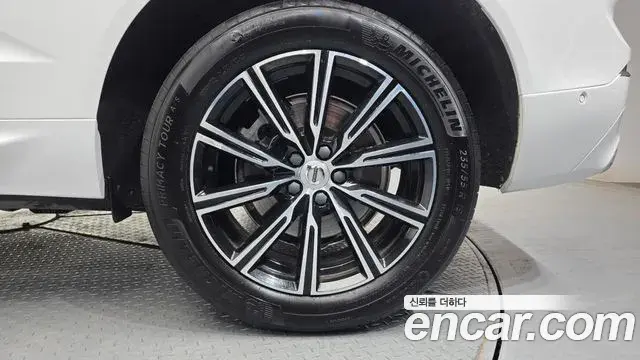 Volvo XC60 2019 — ფოტო 8/20