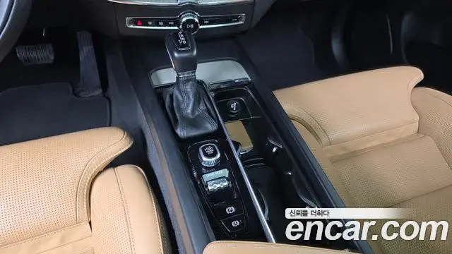 Volvo XC60 2019 — ფოტო 17/20