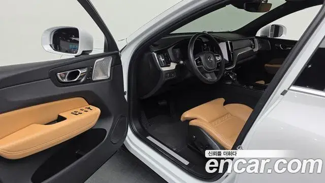 Volvo XC60 2019 — ფოტო 16/20