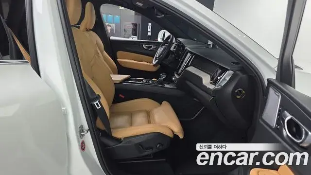 Volvo XC60 2019 — ფოტო 18/20