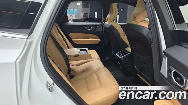 Volvo XC60 2019 — ფოტო 6/20