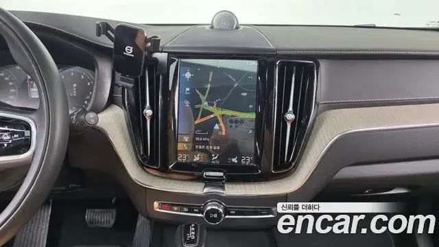 Volvo XC60 2019 — ფოტო 14/20