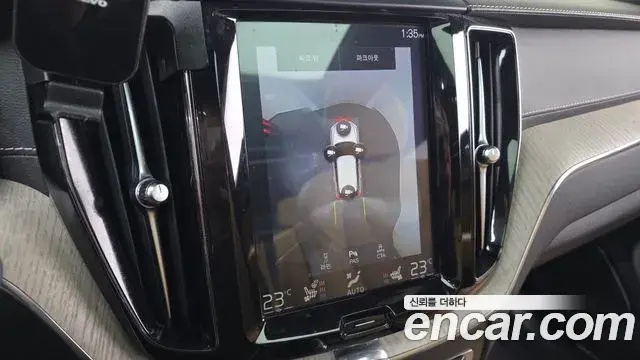 Volvo XC60 2019 — ფოტო 19/20