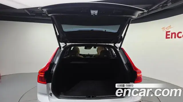 Volvo XC60 2019 — ფოტო 10/20