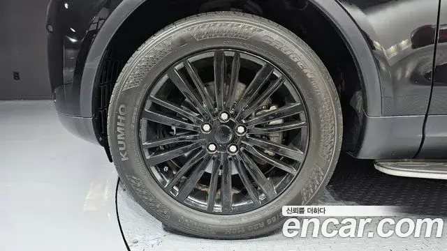 Land Rover Discovery 5 2018 — ფოტო 5/20