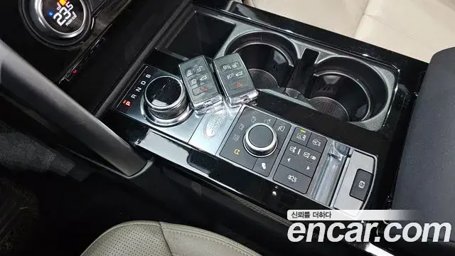 Land Rover Discovery 5 2018 — ფოტო 14/20